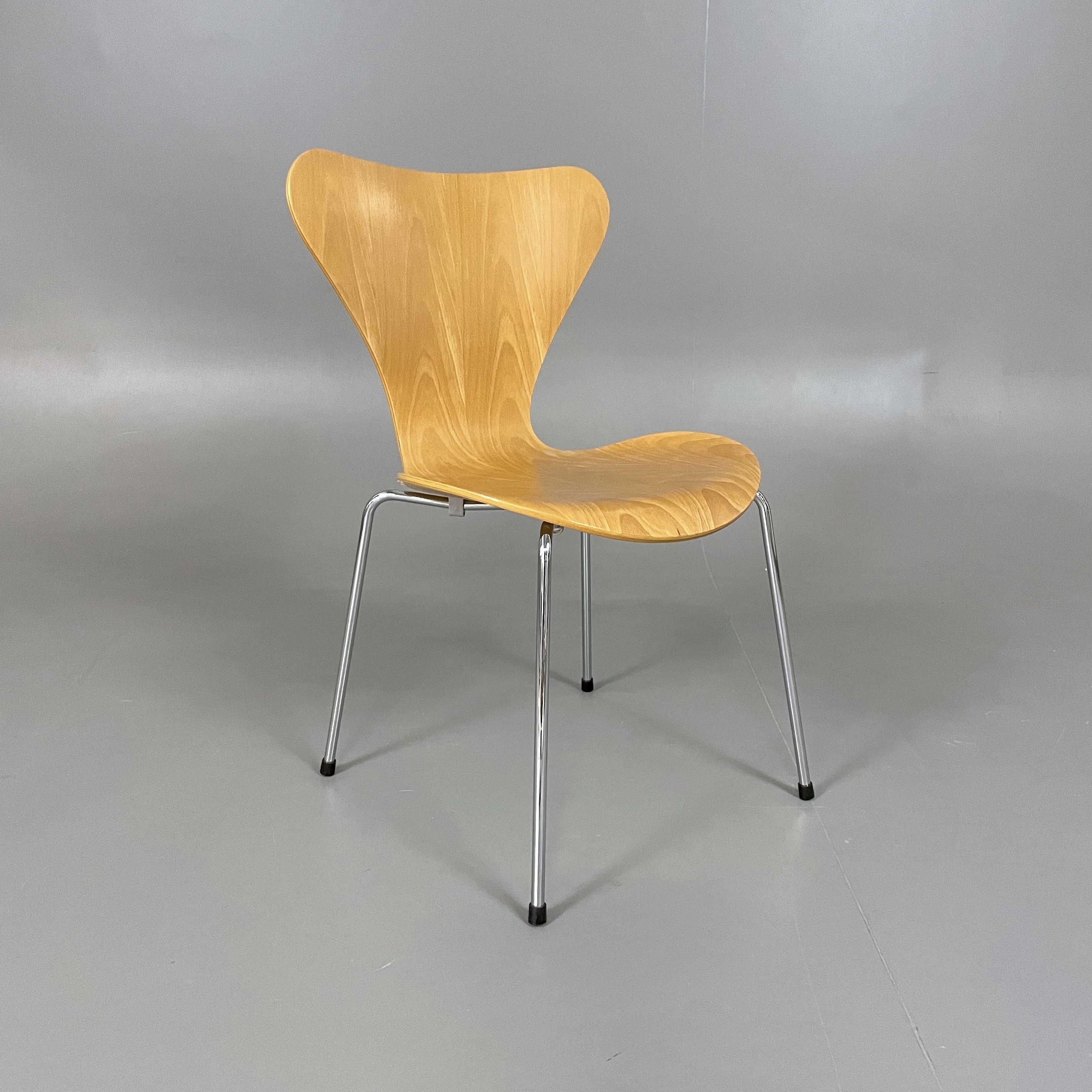 Stol Sjuan Fritz Hansen Arne Jacobsen Auktion rekomoauctions.se